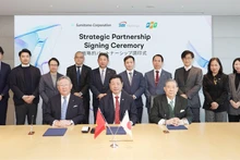Ông Trương Gia Bình, Chủ tịch HĐQT kiêm Nhà sáng lập Tập đoàn FPT cùng Ông Yoshitaka Kitao, Giám đốc Đại diện, Chủ tịch kiêm Tổng Giám đốc Tập đoàn SBI Holdings; và ông Toshikazu Nambu, Giám đốc, Phó Chủ tịch Tập đoàn Sumitomo, trong lễ ký kết thỏa thuận hợp tác chiến lược.