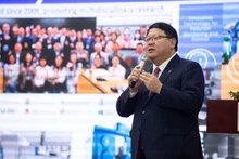 Giáo sư Kenneth Leung trình bày nghiên cứu tại Hội thảo Tác động của các chất ô nhiễm hữu cơ đến môi trường và sức khỏe con người: Thách thức và giải pháp.
