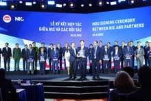 Ông Trương Gia Bình, Chủ tịch Hội đồng quản trị Tập đoàn FPT trao đổi thỏa thuận hợp tác với đại diện Trung tâm Đổi mới sáng tạo Quốc gia (NIC) và Tổ chức chuyên gia công nghệ Mỹ TreSemi.