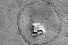Miệng núi lửa giống khuôn mặt con gấu trên sao Hỏa. Ảnh:NASA/JPL-Caltech/UArizona