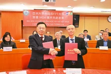 Ông Nguyễn Khắc Thành, Tập đoàn FPT ký hợp tác với đại diện Đại học Á Châu, Đài Loan (Trung Quốc).