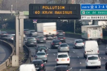 Biển báo điện tử có nội dung "Ô nhiễm, giới hạn tốc độ 60km" trên đường vành đai Paris, Pháp. Ảnh: Reuters