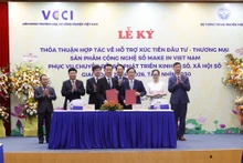 Bộ trưởng Thông tin và Truyền thông Nguyễn Mạnh Hùng và Chủ tịch VCCI Phạm Tấn Công ký kết hợp tác hỗ trợ xúc tiến đầu tư-thương mại sản phẩm công nghệ số Make in Vietnam.