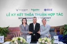 Lãnh đạo VinFast Energy, Schneider Electric và ESEC tại lễ ký kết.