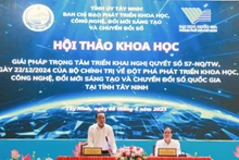 Phó Giáo sư, Tiến sĩ Vũ Hải Quân và đồng chí Nguyễn Hồng Thanh, đồng chủ trì Hội thảo.