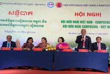 Đoàn Chủ tịch Hội nghị.