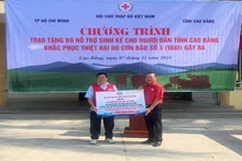 Trao bảng tượng trưng kinh phí hỗ trợ bò giống trị giá 1,5 tỷ đồng cho nhân dân Cao Bằng.