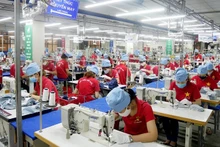 Sản xuất hàng dệt may xuất khẩu tại Tổng công ty May 10. (Ảnh: QUỲNH CHI)