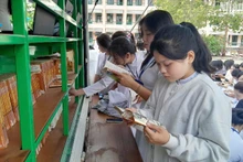 Các em học sinh ở huyện biên giới Bù Đốp đọc sách tại thư viện lưu động.