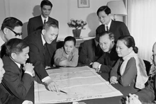 Đoàn đại biểu Mặt trận Dân tộc Giải phóng miền nam Việt Nam (sau đó là Chính phủ Cách mạng lâm thời Cộng hòa miền nam Việt Nam) trao đổi tại trụ sở của đoàn ở thủ đô Paris, tháng 1/1969. (Ảnh tư liệu)