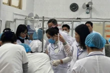 Y bác sĩ Trung tâm Y tế thị xã Hương Thủy khẩn trương cấp cứu nhưng bé đã tử vong ngoại viện.
