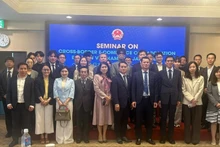 Các đại biểu tham dự Hội thảo chụp ảnh kỷ niệm. (Ảnh: Thương vụ Việt Nam tại Nhật Bản)
