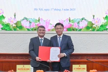 Phó Thủ tướng Lê Thành Long trao quyết định bổ nhiệm Thứ trưởng Tư pháp cho đồng chí Nguyễn Thanh Tú. (Ảnh: THU HẰNG)