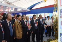 Đồng chí Nguyễn Văn Quảng, Ủy viên Trung ương Đảng, Bí thư Thành ủy, Trưởng Đoàn đại biểu Quốc hội đơn vị Đà Nẵng và các đồng chí là lãnh đạo, nguyên lãnh đạo thành phố Đà Nẵng qua các thời kỳ, xem khu vực trưng bày, giới thiệu thành tựu trong công tác xây dựng Đảng. (Ảnh: ANH ĐÀO)