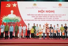 Đồng chí Trương Quốc Huy, Bí thư Tỉnh ủy, Chủ tịch Ủy ban nhân dân tỉnh, Trưởng Đoàn đại biểu Quốc hội tỉnh Hà Nam, và lãnh đạo Cục C06, Bộ Công an, tặng quà các thân nhân gia đình liệt sĩ tỉnh.