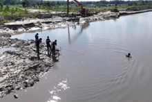 Lực lượng cứu nạn cứu hộ Công an tỉnh Bình Dương lặn tìm kiếm nạn nhân. 