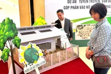 Đại biểu bên mô hình xử lý thải của nông dân được mô hình hoá tại hội thảo. (Ảnh: HNV)