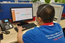 Nhân viên của Trung tâm chăm sóc khách hàng EVNHCMC ứng trực để xử lý các sự cố liên quan đến điện trong dịp lễ.