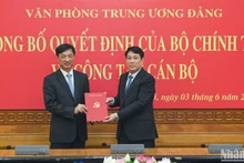 Thường trực Ban Bí thư Lương Cường trao Quyết định của Bộ Chính trị điều động, bổ nhiệm Thượng tướng Nguyễn Duy Ngọc giữ chức Chánh Văn phòng Trung ương Đảng.