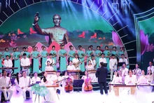 Các màn biểu diễn trong chương trình được dàn dựng công phu, chuyên nghiệp. (Ảnh: TRẦN HUẤN)