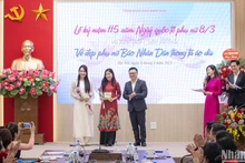 Tổng Biên tập Lê Quốc Minh trao giải Đặc biệt Cuộc thi “Vẻ đẹp phụ nữ Báo Nhân Dân trong tà áo dài”. (Ảnh: SƠN TÙNG)