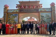 Đại sứ Phan Chí Thành, Tỉnh trưởng Nakhon Phanom cùng bà con kiều bào trước Khu tưởng niệm Chủ tịch Hồ Chí Minh ở Nakon Phanom.