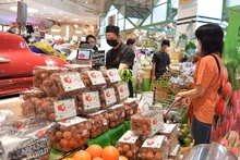 Quầy vải Việt Nam tại trung tâm thương mại Siam Paragon ở thủ đô Bangkok, Thái Lan.