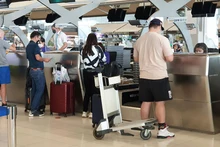 Du khách quốc tế làm thủ tục tại sân bay Suvarnabhumi, Thái Lan. (Ảnh: NAM ĐÔNG)
