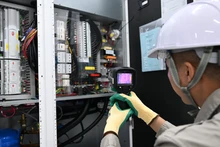 Kỹ sư của Tổng Công ty Mạng lưới Viettel kiểm tra hệ thống cơ điện tại trạm cập bờ ADC