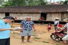 Cán bộ chuyên môn thu thập thông tin ảnh hưởng của một trận động đất từ người dân tại huyện Kon Plông (KonTum)