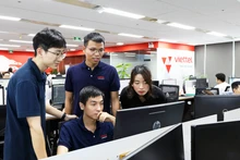 Đội ngũ kỹ sư tham khảo và thử nghiệm các mô hình ngôn ngữ lớn.