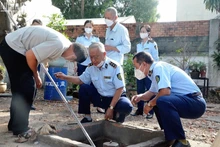Lực lượng Quản lý thị trường kiểm tra chất lượng xăng dầu tại một cửa hàng kinh doanh xăng dầu trên địa bàn tỉnh Hà Nam.