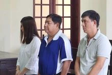 Các bị cáo nghe tòa tuyên án.