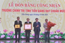 Đồng chí Nguyễn Xuân Thắng trao Bằng công nhận Trường Chính trị tỉnh Tiền Giang đạt chuẩn mức 1.