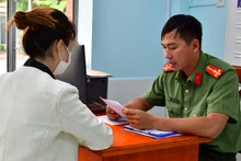 Đại diện Phòng An ninh mạng và Phòng, chống tội phạm sử dụng công nghệ cao triển khai quyết định xử phạt.