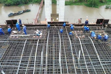 Công nhân khẩn trương thi công nhịp chính cầu Rạch Miễu 2 sáng 1/1/2025.
