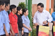 Đồng chí Nguyễn Trọng Nghĩa tặng quà cho công nhân tại Tiền Giang.