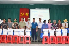 Eximbank Tiền Giang trao quà cho các hộ nghèo tại thành phố Mỹ Tho (Tiền Giang).