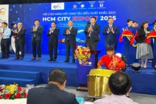 Các đại biểu thực hiện nghi thức khai mạc hội chợ.