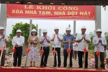 Các đại biểu thực hiện nghi thức khởi công.
