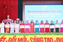 Đồng chí Phó Bí thư Thường trực Tỉnh ủy Đinh Thị Lụa tặng Bằng khen của Hội Liên hiệp Phụ nữ tỉnh Hà Nam cho các tập thể có thành tích xuất sắc trong công tác hội.