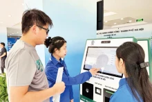 Đoàn viên thanh niên hướng dẫn người dân tiếp cận các nguồn học liệu số.