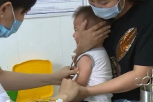 Tiêm vaccine phòng sởi tại Trung tâm Y tế quận Hoàn Kiếm. (Ảnh: THÚY QUỲNH)