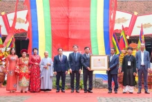Thứ trưởng Văn hóa, Thể thao và Du lịch Hoàng Đạo Cương trao quyết định ghi danh “Lễ hội đền Hai Bà Trưng” vào danh mục Di sản Văn hóa phi vật thể Quốc gia cho đại diện lãnh đạo quận Hai Bà Trưng. (Ảnh: THẾ ĐẠI) 