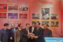 Các đại biểu tham quan gian trưng bày báo Nhân Dân.