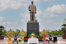 Tượng đài Tổng Bí thư Trường Chinh, người chiến sĩ cộng sản kiên cường, người học trò xuất sắc của Chủ tịch Hồ Chí Minh, nhà lãnh đạo kiệt xuất của Đảng và người con ưu tú của quê hương Nam Định.