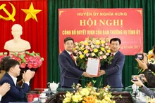 Đồng chí Phạm Đình Nghị, Chủ tịch Ủy ban nhân dân tỉnh Nam Định (bên phải) trao Quyết định điều động, bổ nhiệm đồng chí Hoàng Trọng Nghĩa làm Phó Bí thư Huyện ủy Nghĩa Hưng, giới thiệu bầu giữ chức Chủ tịch Ủy ban nhân dân huyện nhiệm kỳ 2021-2026.