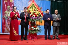 Đồng chí Lại Xuân Môn tặng hoa chúc mừng Ngày hội Đại đoàn kết toàn dân tộc tại khu dân cư Thượng Hữu, xã Nam Vân, thành phố Nam Định (Nam Định).