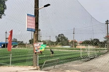Sân bóng đá cỏ nhân tạo ngang nhiên "mọc" trên hành lang đê Ninh Cơ, thị trấn Liễu Đề, huyện Nghĩa Hưng (Nam Định).