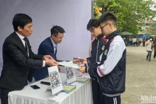 Khoảng 1.000 người, hầu hết là học sinh, sinh viên đến tìm hiểu thông tin tại Ngày hội việc làm tỉnh Nam Định năm nay.